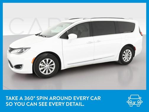 Photo 3 of 45 of 2018 Chrysler Pacifica Touring-L