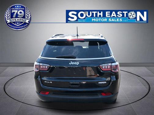 Diamond Black Crystal Pearlcoat 2018 Jeep Compass Latitude