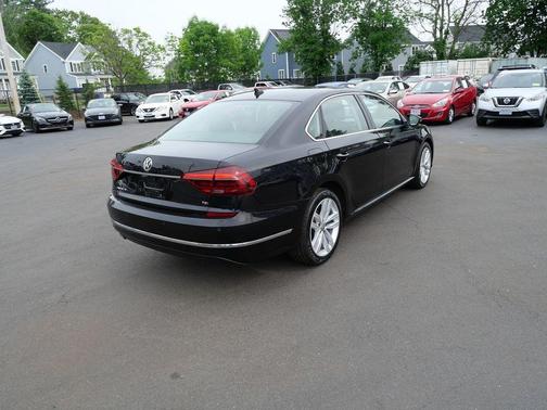 Deep Black Pearl Metallic 2018 Volkswagen Passat 2.0T SE