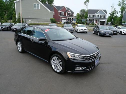 Deep Black Pearl Metallic 2018 Volkswagen Passat 2.0T SE