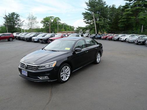 Deep Black Pearl Metallic 2018 Volkswagen Passat 2.0T SE