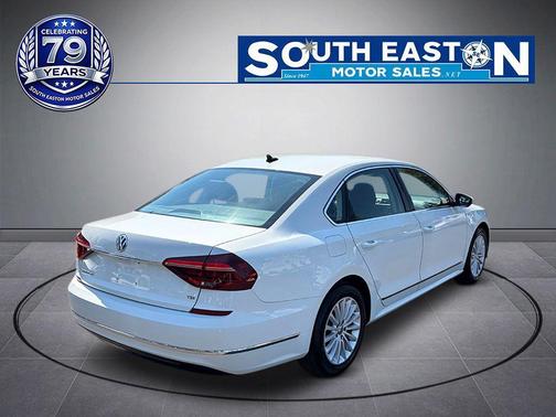 Pure White 2017 Volkswagen Passat 1.8T SE