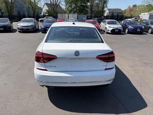 Pure White 2017 Volkswagen Passat 1.8T SE