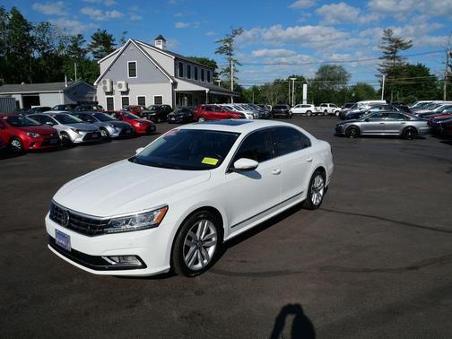 Platinum Gray Metallic 2017 Volkswagen Passat 1.8T SE w/Technology