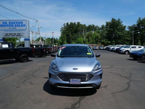 Iconic Silver Metallic 2022 Ford Escape SE