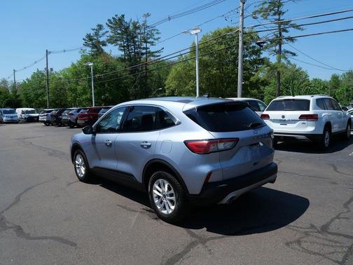 Iconic Silver Metallic 2022 Ford Escape SE