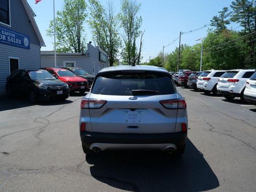 Iconic Silver Metallic 2022 Ford Escape SE