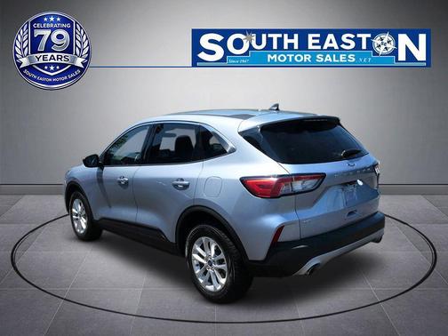 Iconic Silver Metallic 2022 Ford Escape SE