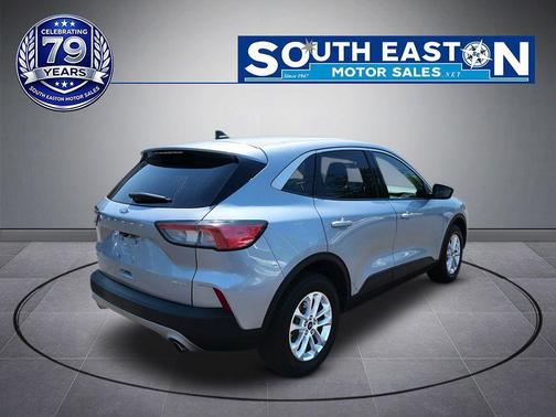 Iconic Silver Metallic 2022 Ford Escape SE