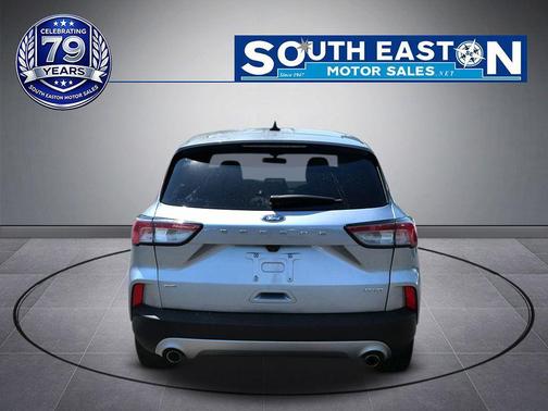 Iconic Silver Metallic 2022 Ford Escape SE