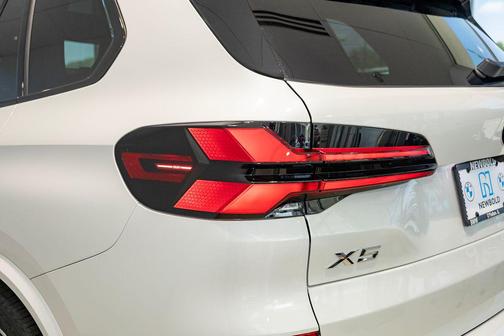 Mineral White Metallic 2026 BMW X5 xDrive40i