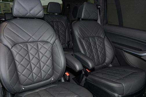 Black Sapphire Metallic 2025 BMW X7 xDrive40i