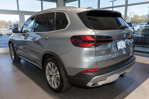Skyscraper Grey Metallic 2026 BMW X5 xDrive40i