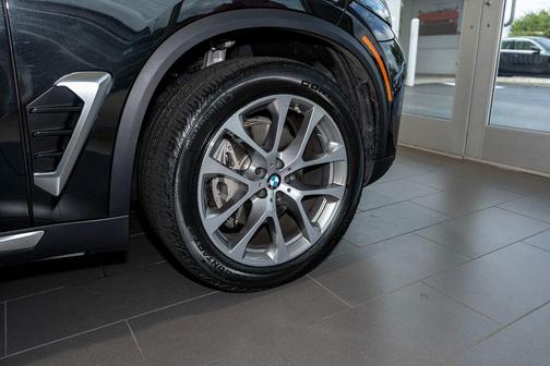 Black Sapphire Metallic 2025 BMW X5 xDrive40i
