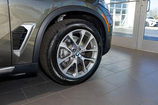 Manhattan Green Metallic 2026 BMW X5 xDrive40i