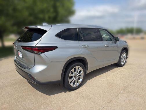Celestial Silver Metallic 2024 Toyota Highlander Limited