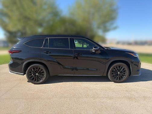 Midnight Black Metallic 2025 Toyota Highlander XSE