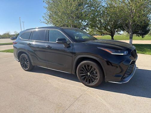 Midnight Black Metallic 2025 Toyota Highlander XSE