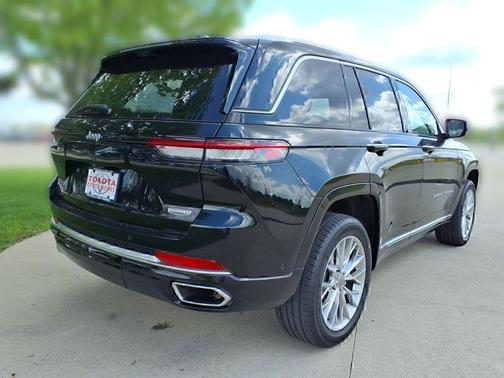 Diamond Black Crystal Pearlcoat 2022 Jeep Grand Cherokee Summit