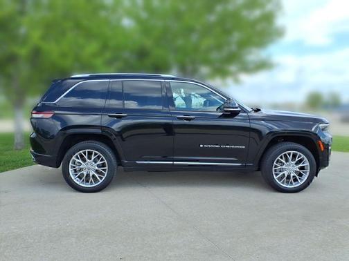 Diamond Black Crystal Pearlcoat 2022 Jeep Grand Cherokee Summit