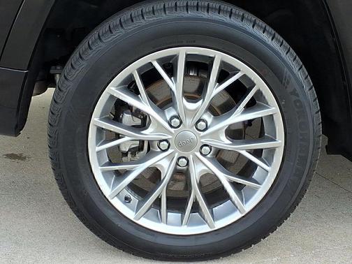 Diamond Black Crystal Pearlcoat 2022 Jeep Grand Cherokee Summit
