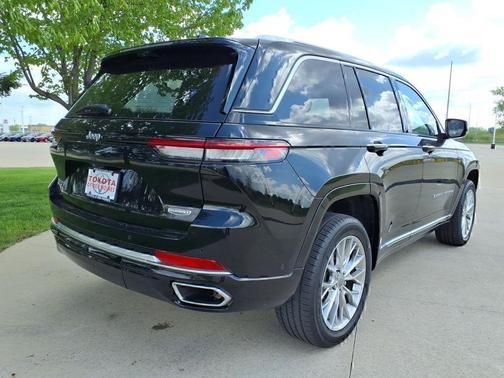 Diamond Black Crystal Pearlcoat 2022 Jeep Grand Cherokee Summit