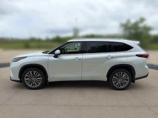 Wind Chill Pearl 2022 Toyota Highlander Hybrid Platinum