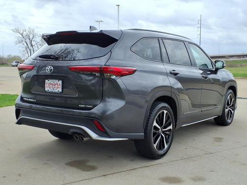 Magnetic Gray Metallic 2022 Toyota Highlander XSE