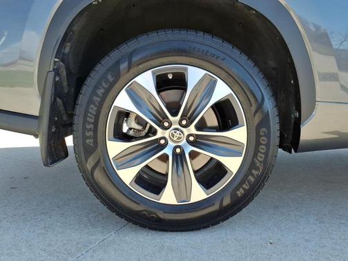 Magnetic Gray Metallic 2023 Toyota Highlander XLE
