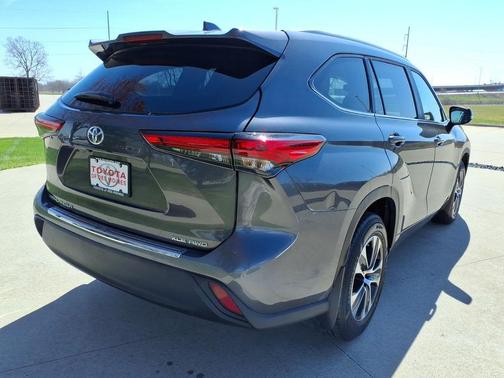 Magnetic Gray Metallic 2023 Toyota Highlander XLE