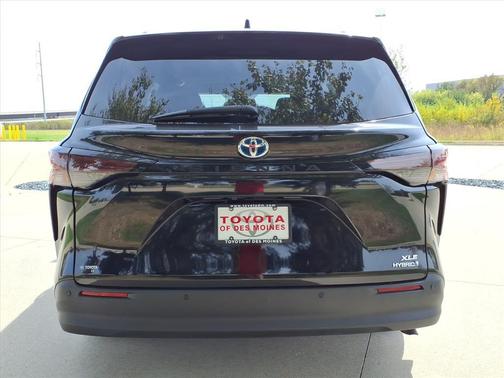 2023 Toyota Sienna XLE 8 Passenger