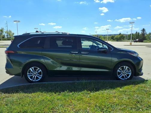 2023 Toyota Sienna XLE 8 Passenger