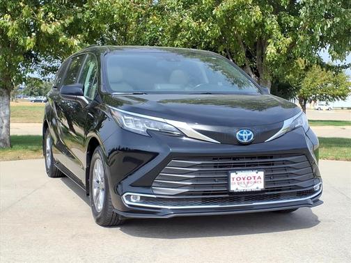 2023 Toyota Sienna XLE 8 Passenger