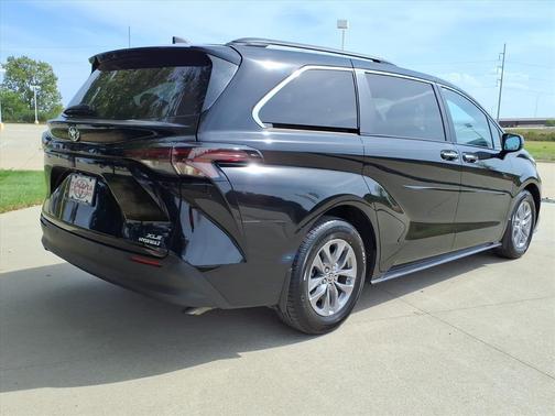 2023 Toyota Sienna XLE 8 Passenger