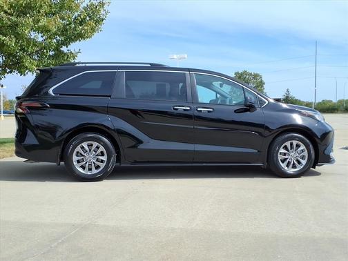 2023 Toyota Sienna XLE 8 Passenger