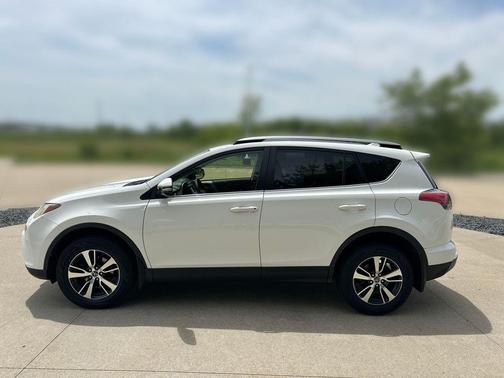 Super White 2018 Toyota RAV4 XLE