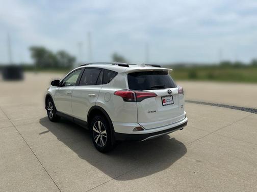 Super White 2018 Toyota RAV4 XLE
