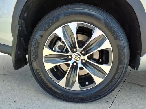 Celestial Silver Metallic 2024 Toyota Highlander XLE