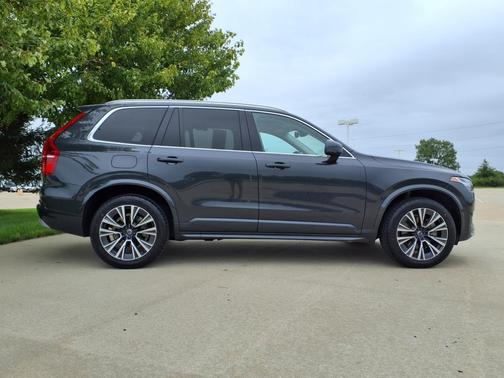 2022 Volvo XC90 T6 Momentum
