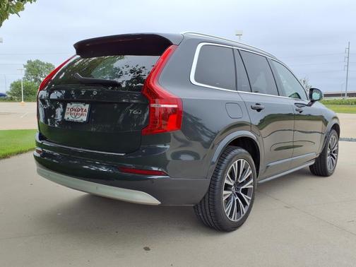 2022 Volvo XC90 T6 Momentum