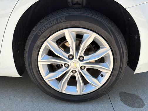 Summit White 2021 Chevrolet Malibu FWD LT