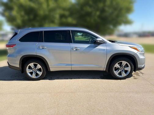 Silver Sky Metallic 2016 Toyota Highlander Hybrid Limited