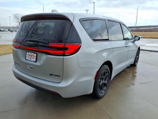 2022 Chrysler Pacifica Hybrid Limited