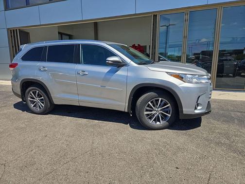 Celestial Silver Metallic 2017 Toyota Highlander XLE