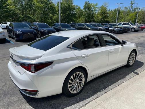 Eminent White Pearl 2019 Lexus ES 300h Luxury