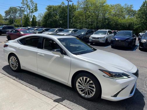 Eminent White Pearl 2019 Lexus ES 300h Luxury