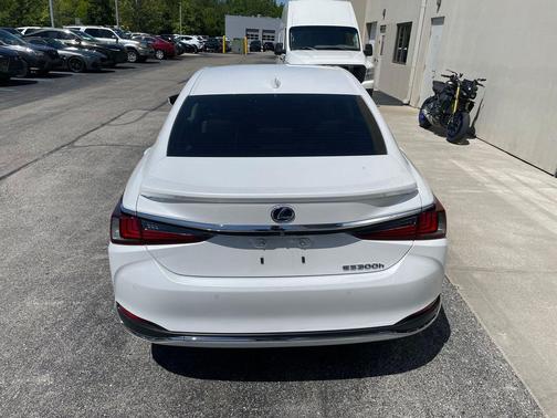Eminent White Pearl 2019 Lexus ES 300h Luxury