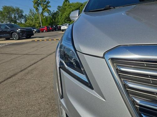 Radiant Silver Metallic 2018 Cadillac XT5 Platinum