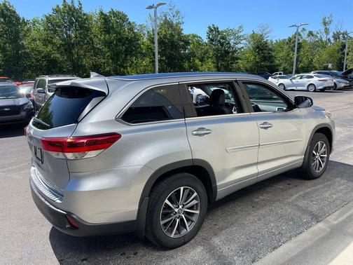 Celestial Silver Metallic 2017 Toyota Highlander XLE