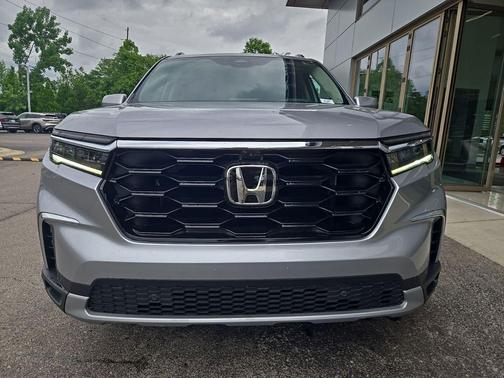 Lunar Silver Metallic 2025 Honda Pilot Elite